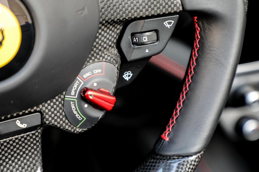 Детали интерьера Ferrari Portofino 2017 года  (фото 93 из 115)